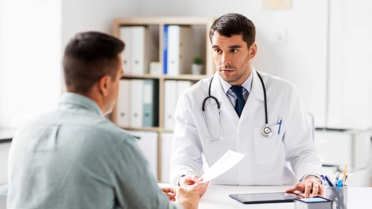 Patient talking to a healthcare specialist during prescription detox in Boca Raton.