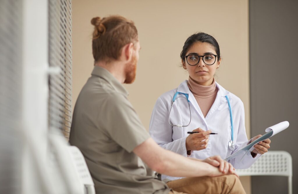 A professional explains to her patient what is detox like during an assessment.